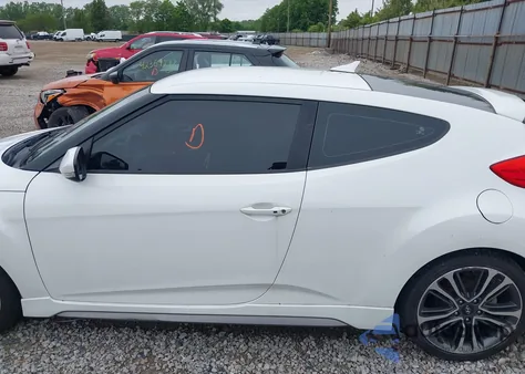 2016 Hyundai Veloster Turbo z USA, uszkodzony, nr VIN KMHTC6AEXGU268764